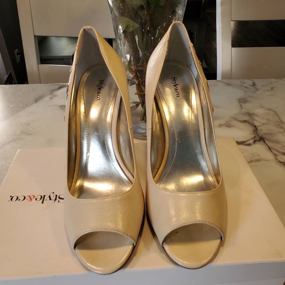 Style & Co cream pumps